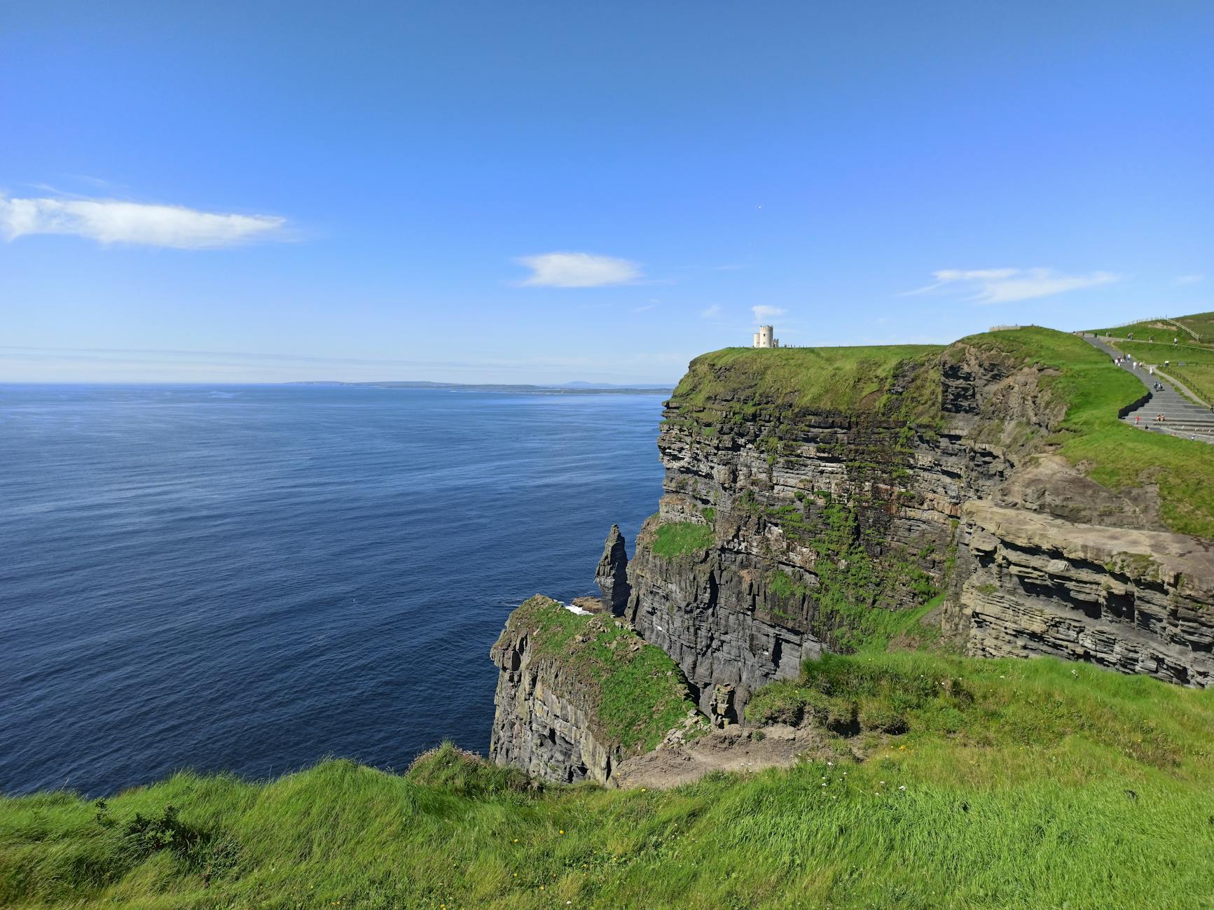 Klify Moheru nad Atlantykiem w słoneczny dzień