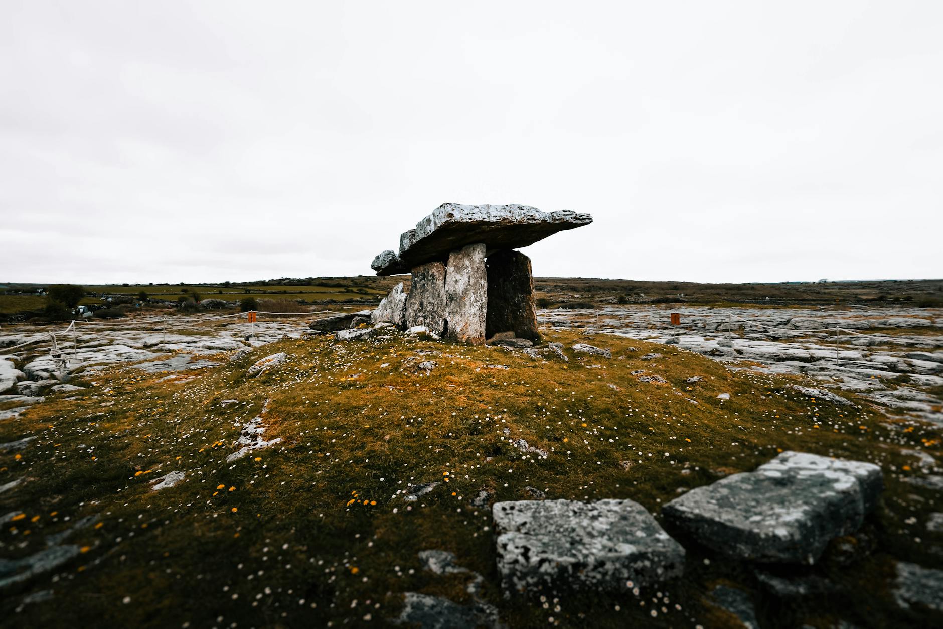 Jak zaplanować pierwszy wyjazd do Irlandii i nie przepłacić za noclegi Poulnabrone Dolmen na wapiennym płaskowyżu The Burren w Irlandii