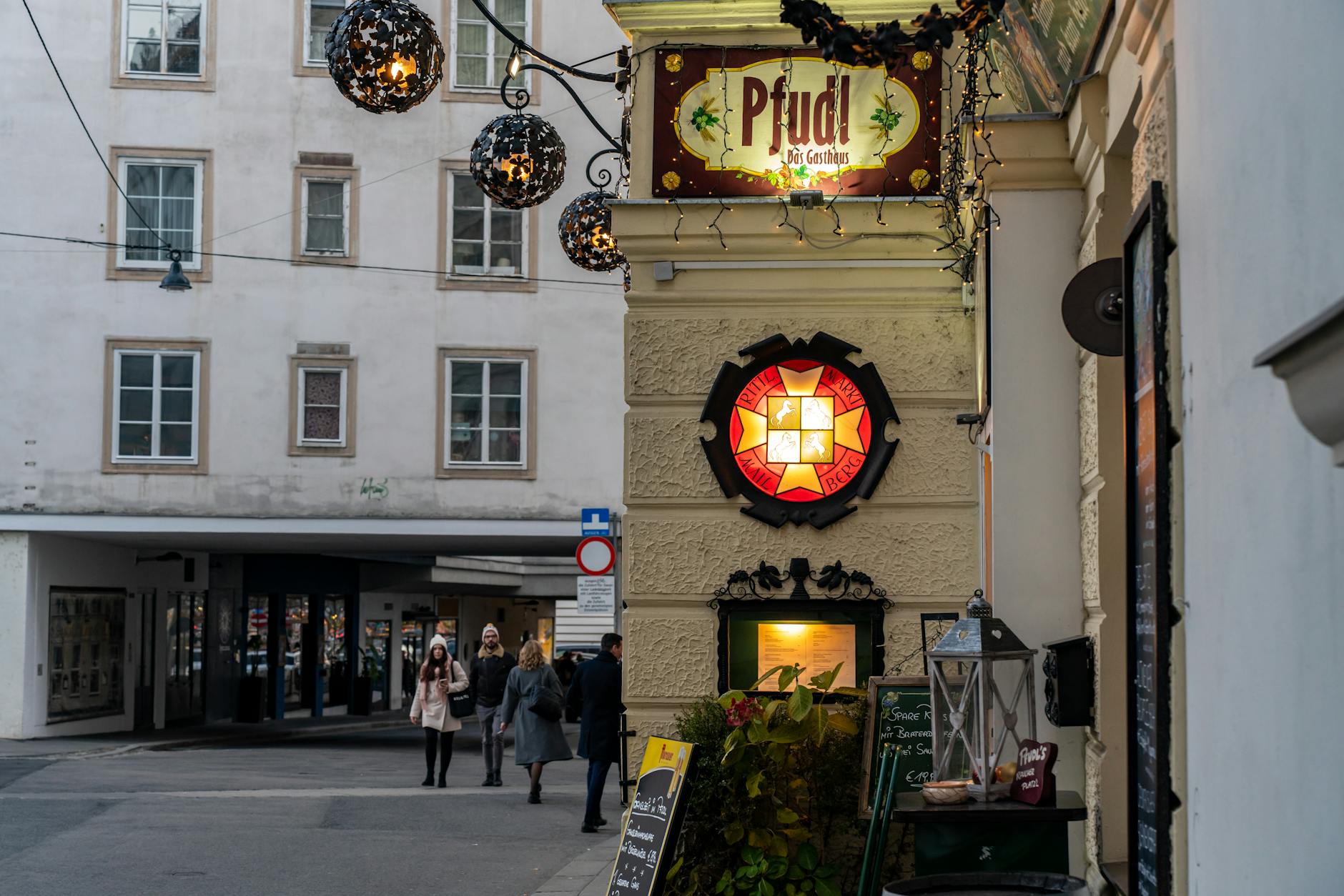 Kulinarna mapa Wiednia: od tradycyjnych gospód po hipsterskie lokale Ulica w Wiedniu z przytulną restauracją i spacerującymi przechodniami