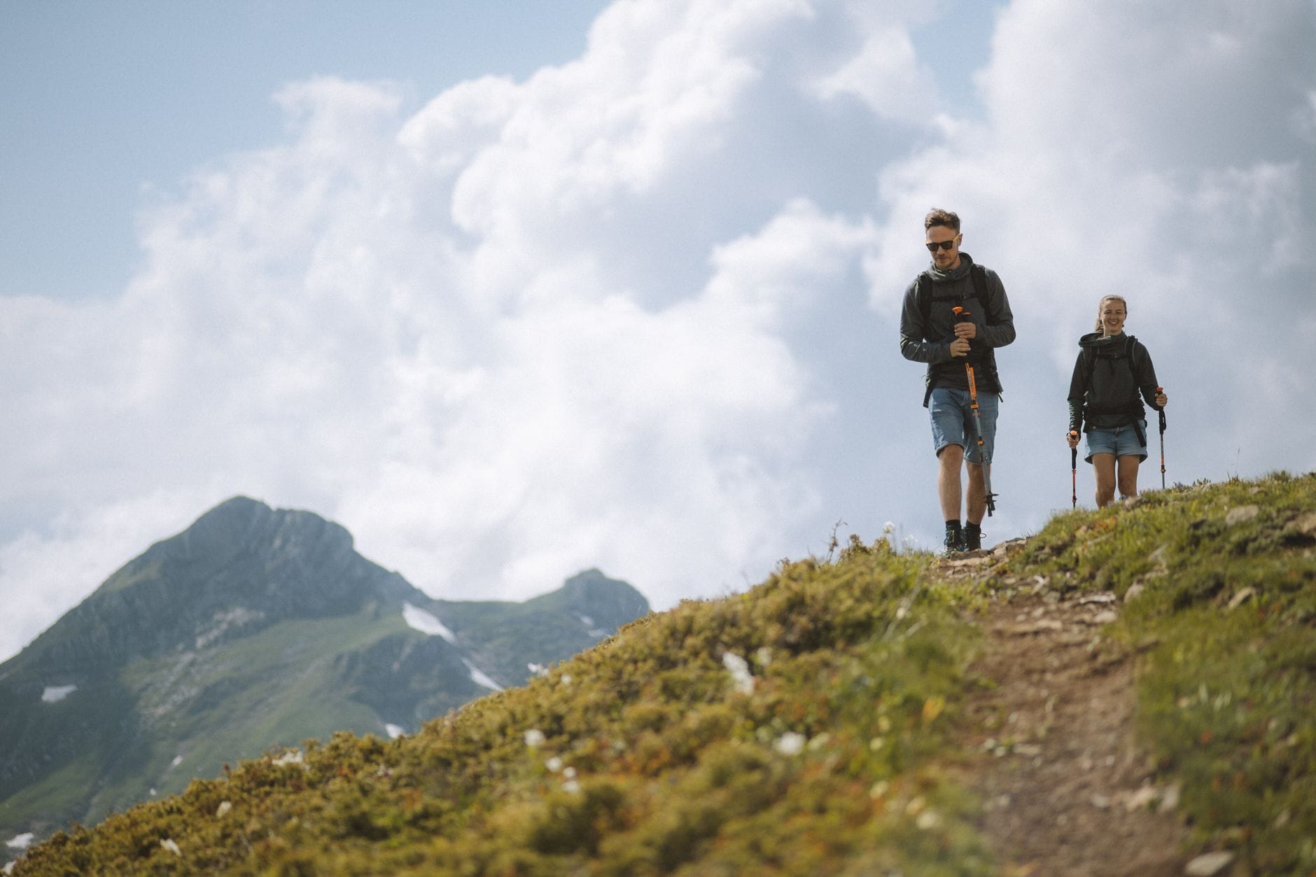 Para turystów z kijkami trekkingowymi na górskim szlaku w Peru