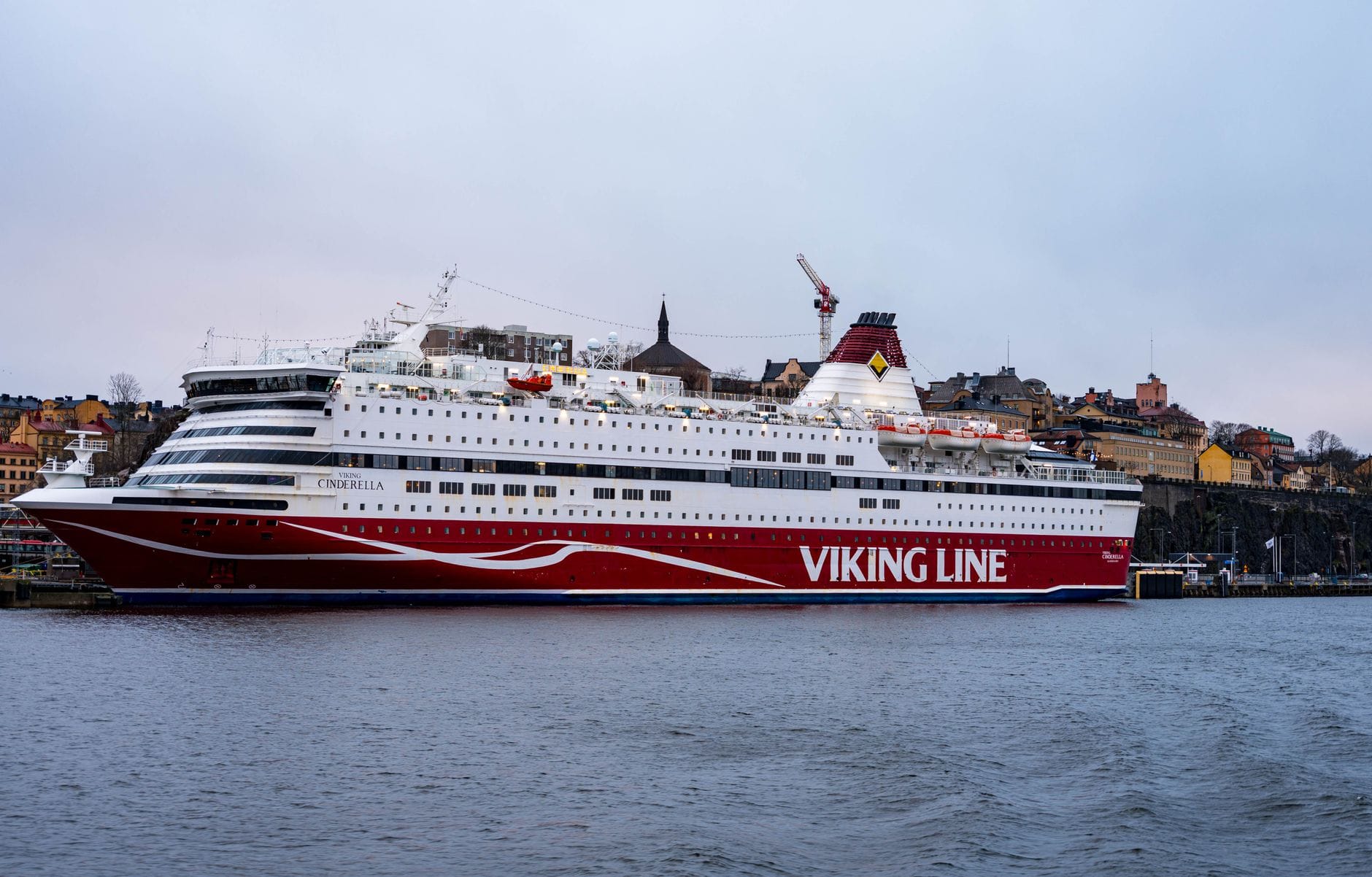 Podróż promem do Szwecji: jak wybrać trasę, kabinę i porę roku, by rejs był częścią przygody Prom Viking Line zacumowany w porcie w Sztokholmie na tle miasta