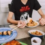 Co zjeść w Makau? 12 lokalnych dań łączących kuchnię chińską i portugalską Różnorodne dania kuchni azjatyckiej fusion na stole w restauracji