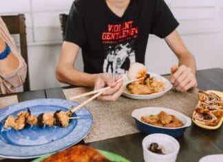 Różnorodne dania kuchni azjatyckiej fusion na stole w restauracji
