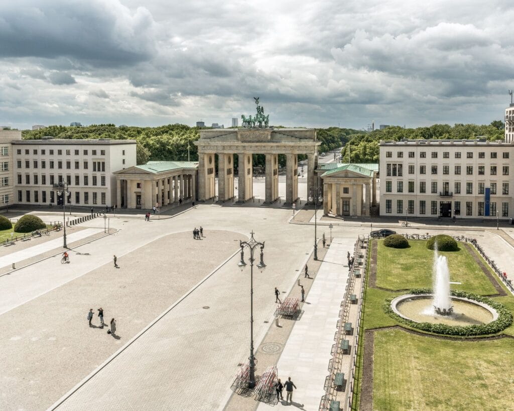 Jak dojechać z lotniska Berlin Brandenburg do centrum: pociąg, autobus czy taksówka
