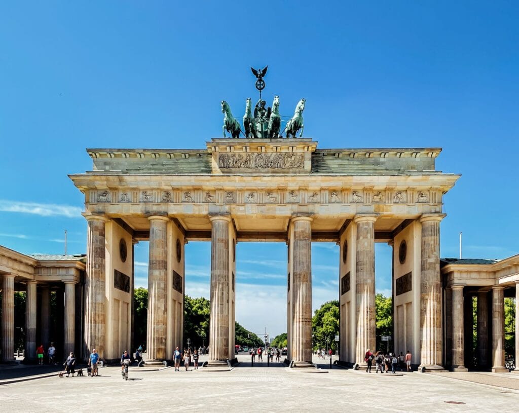 Jak dojechać z lotniska Berlin Brandenburg do centrum: pociąg, autobus czy taksówka