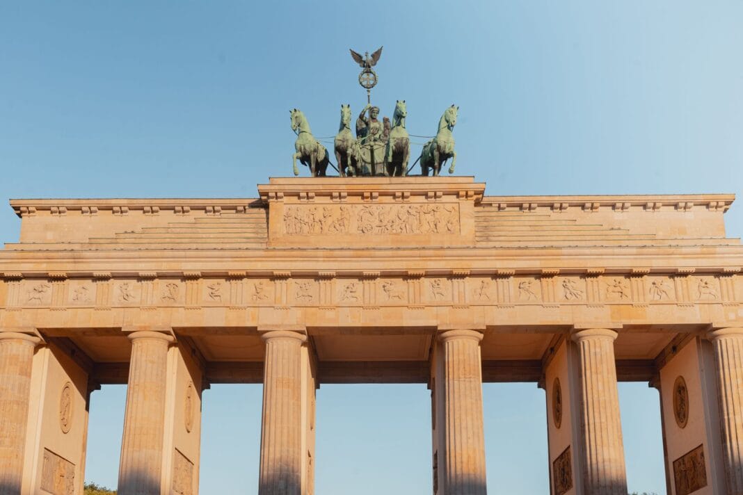 Jak dojechać z lotniska Berlin Brandenburg do centrum: pociąg, autobus czy taksówka