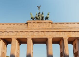 Jak dojechać z lotniska Berlin Brandenburg do centrum: pociąg, autobus czy taksówka