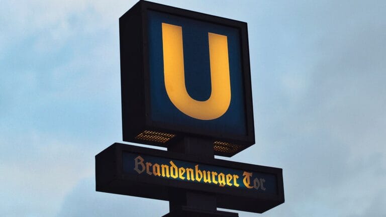 Jak dojechać z lotniska Berlin Brandenburg do centrum: pociąg, autobus czy taksówka